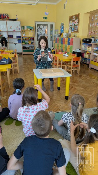 Biblioteka Gorlice, Bibliotekarka prezentuje książkę o teatrze.jpg